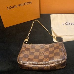 Louie Vuitton Mini Pochette